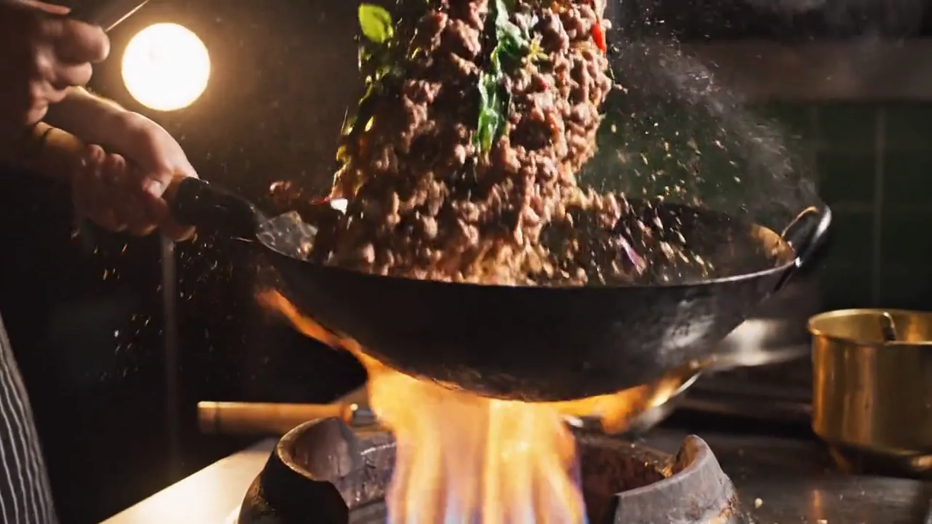 ผัดกะเพราเนื้อไฟแรงในกระทะ ครัวช้อนแกง ร้านอาหารไทยฮาลาลย่านบางอ้อ