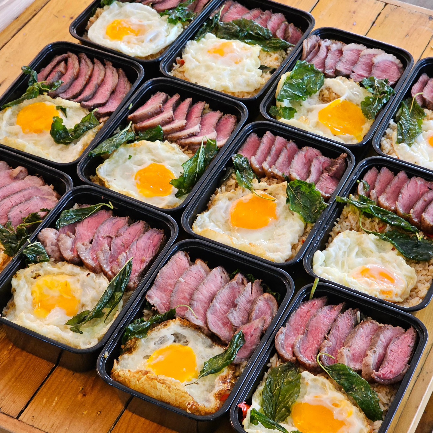 ข้าวกล่องจัดเลี้ยงฮาลาลของช้อนแกง เนื้อหั่นชิ้นกับไข่ดาว