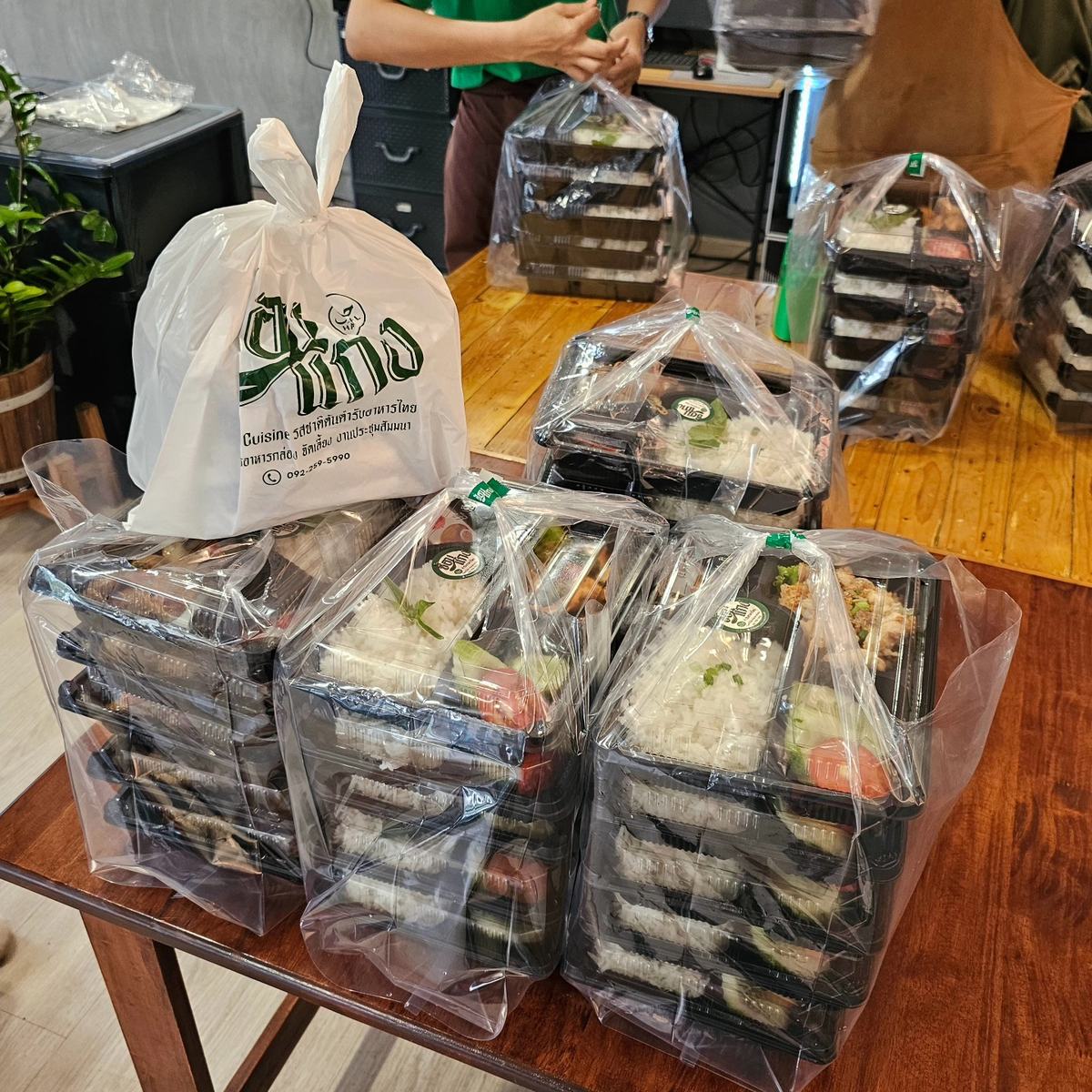 ข้าวกล่องช้อนแกงแพ็กพร้อมส่ง พร้อมถุงผ้าโลโก้ร้าน