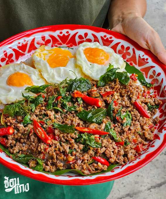 กะเพราเนื้อบดคั่วแห้ง ไข่ดาว เมนูขายดีอันดับ 1 ของช้อนแกง