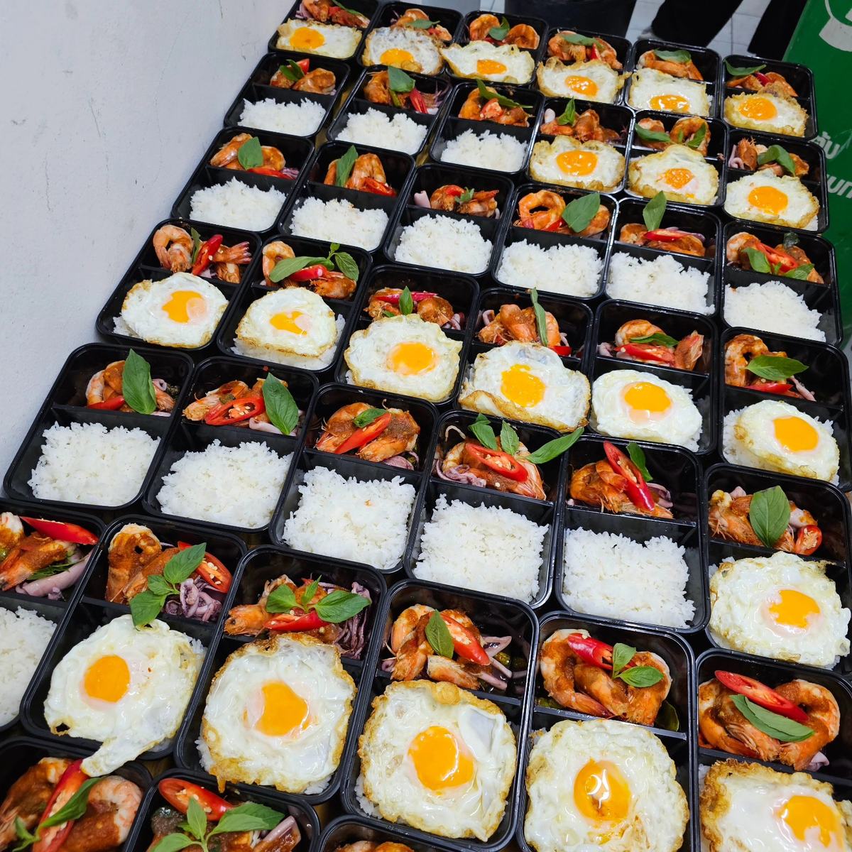 ข้าวกล่องช้อนแกงจัดเรียงเต็มโต๊ะ พร้อมส่งงานจัดเลี้ยง