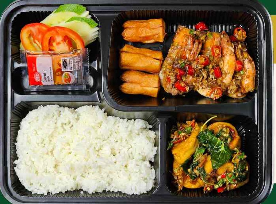 A Chon Kaeng Premium Set lunch box — two main dishes, a side dish and rice.
